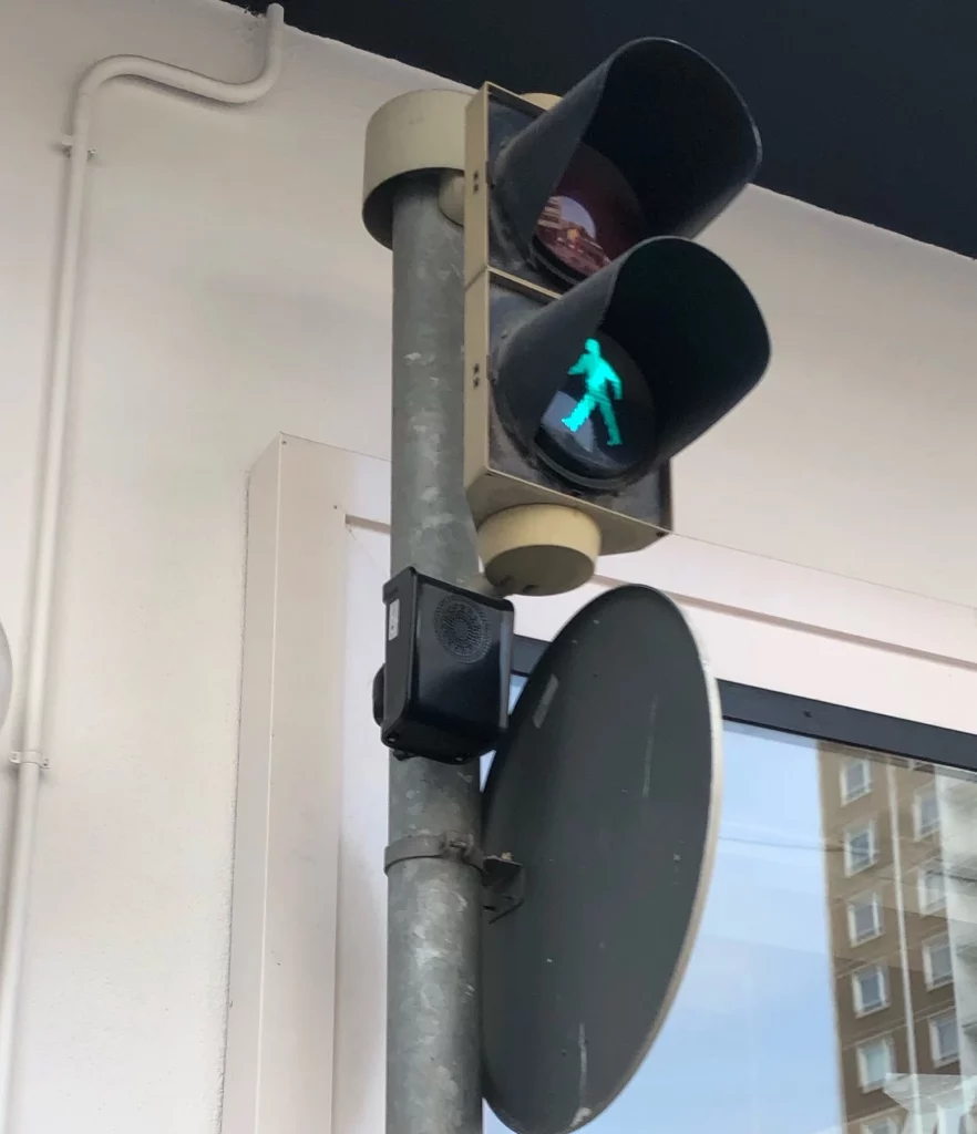 Ljudfyr som är fast i ett trafiklkjus