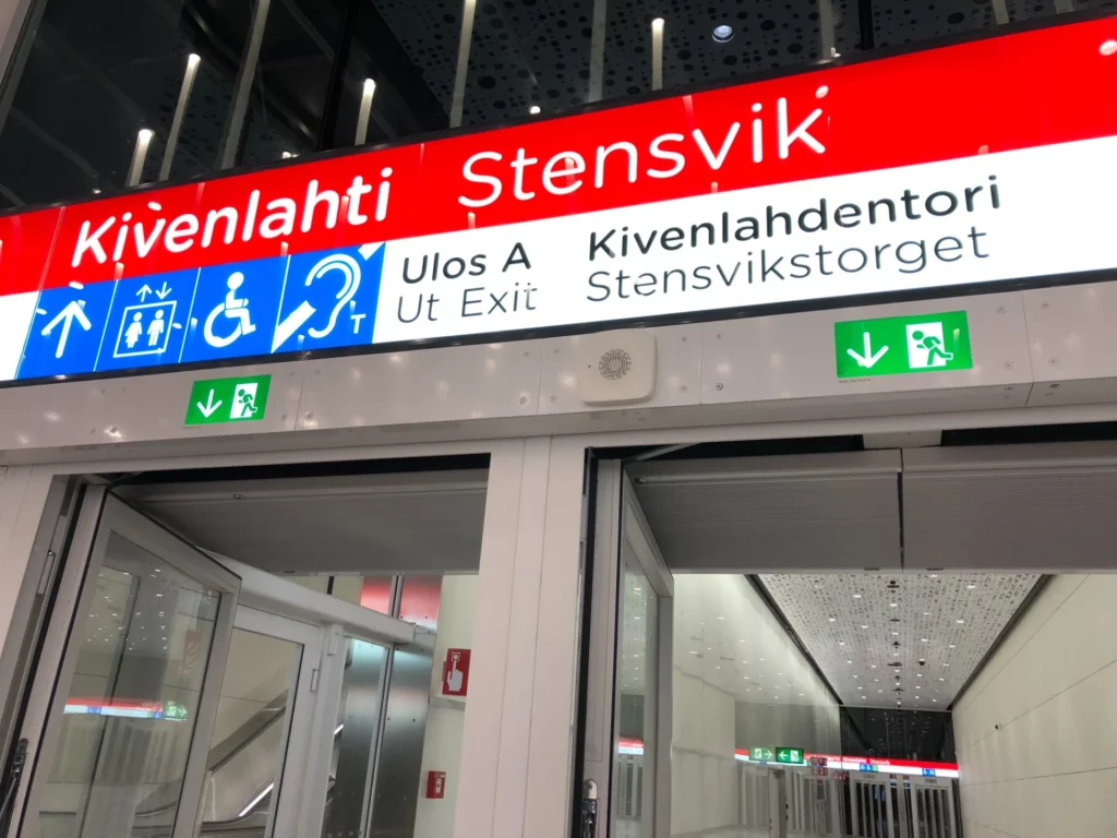 Ljudfyr ovanför utgång från tunnelbanan