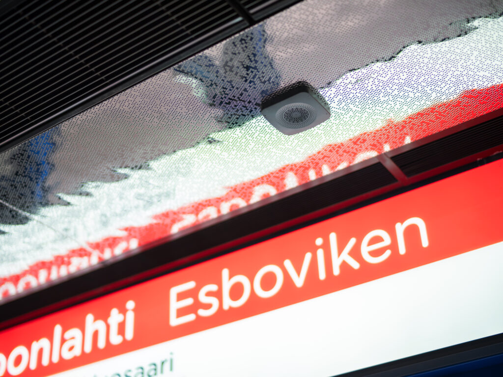 Ljudfyr installerad i taket på en tunnelbanestation