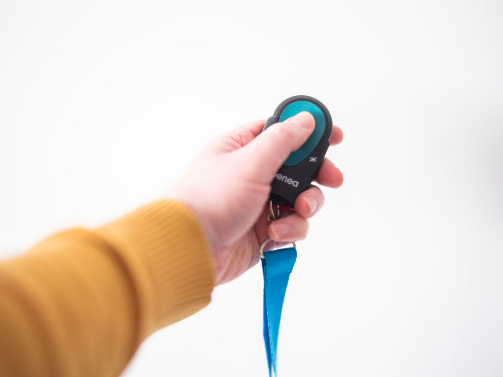 Person som håller i Okeenea Knapp