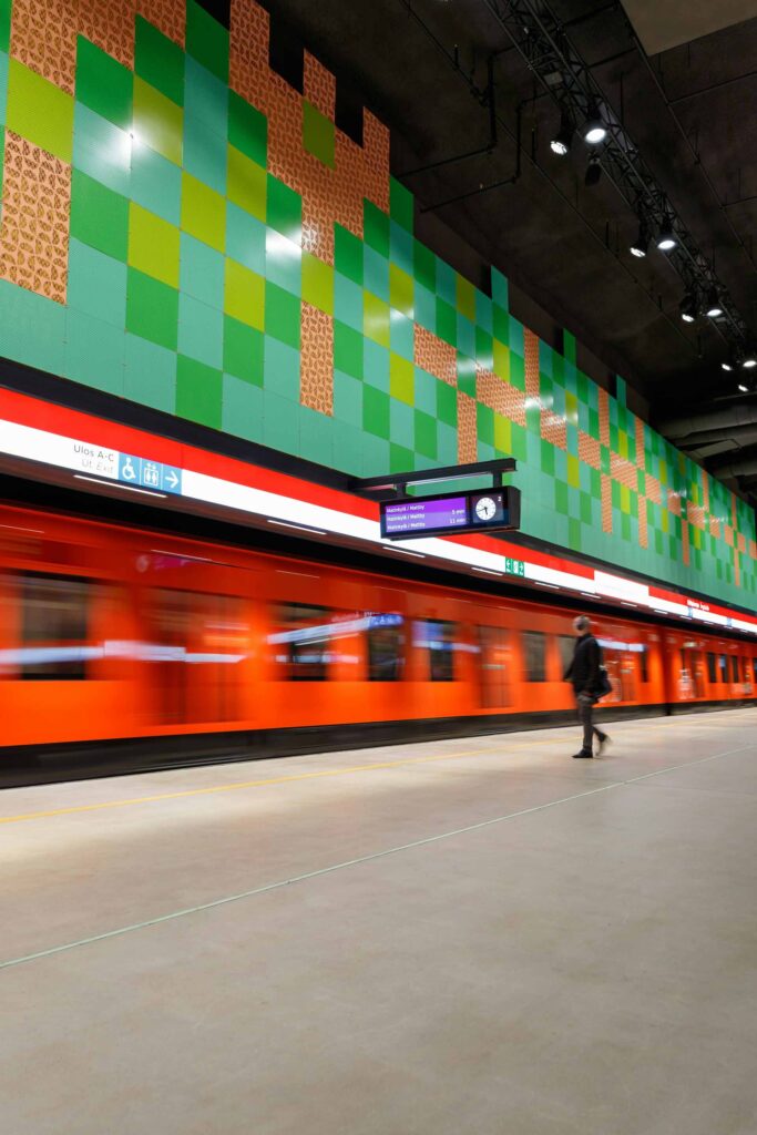 En människa på perrongen vid en tunnelbanestation