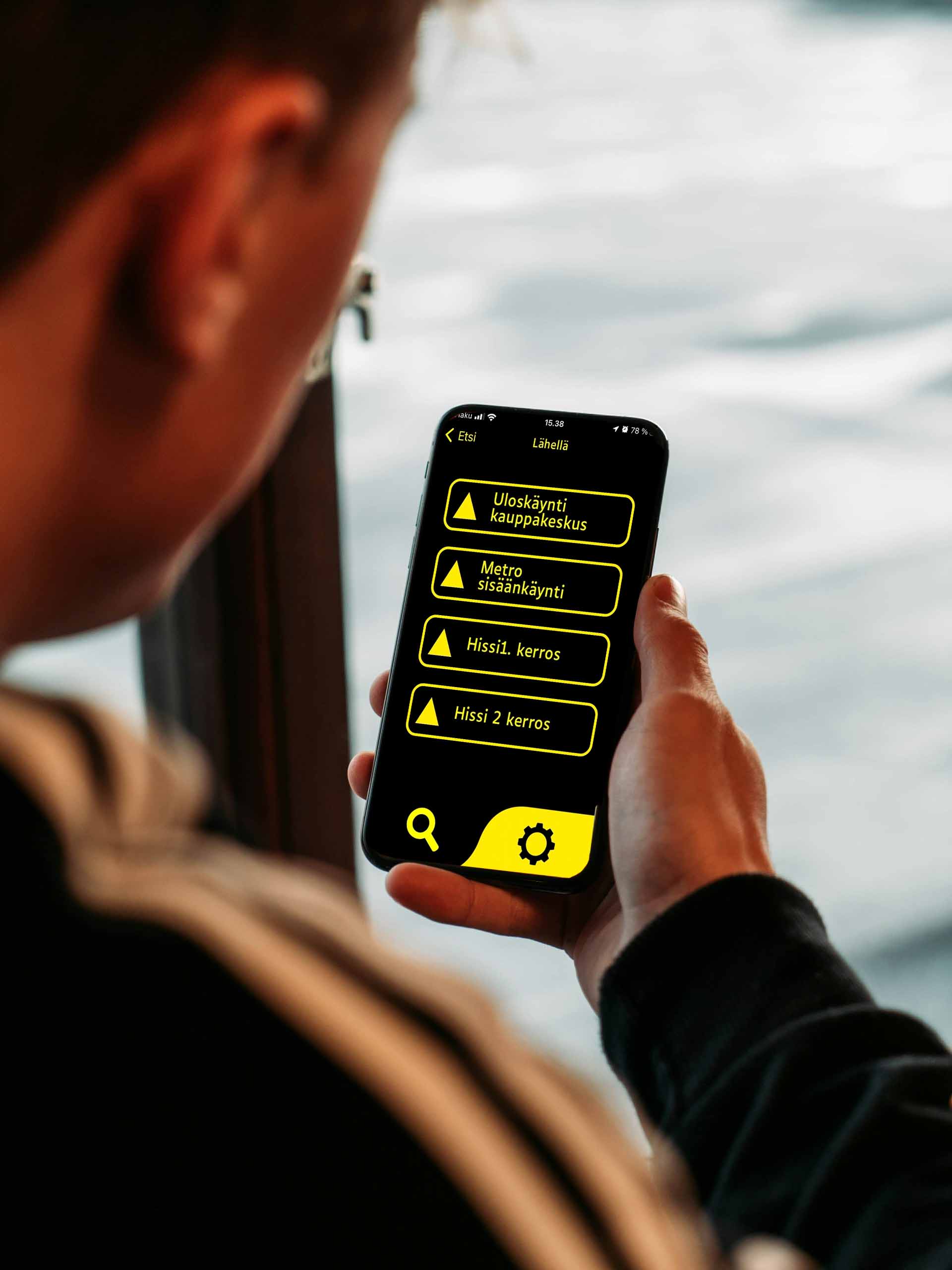 Person som håller i en telefon med MyMoveo applikationen aktiverad