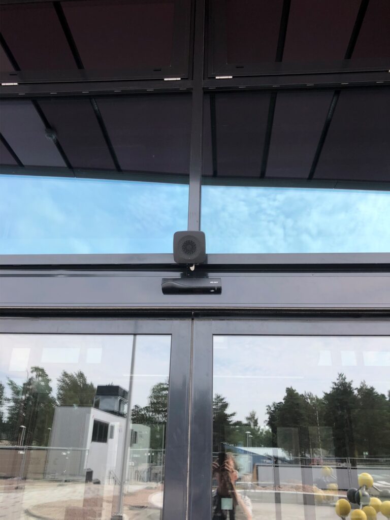 Svart ljudfyr ovanför entré